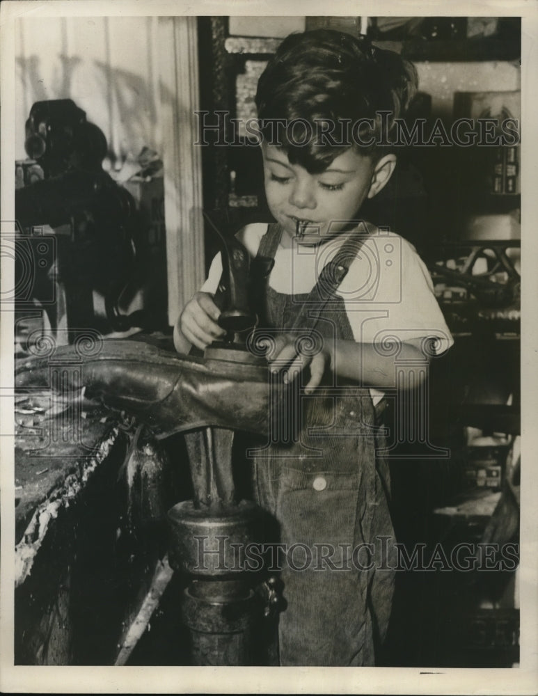 1945 Press Photo Cleveland Ohio Jerry R Nichret age 2 in a shoe shop - Historic Images