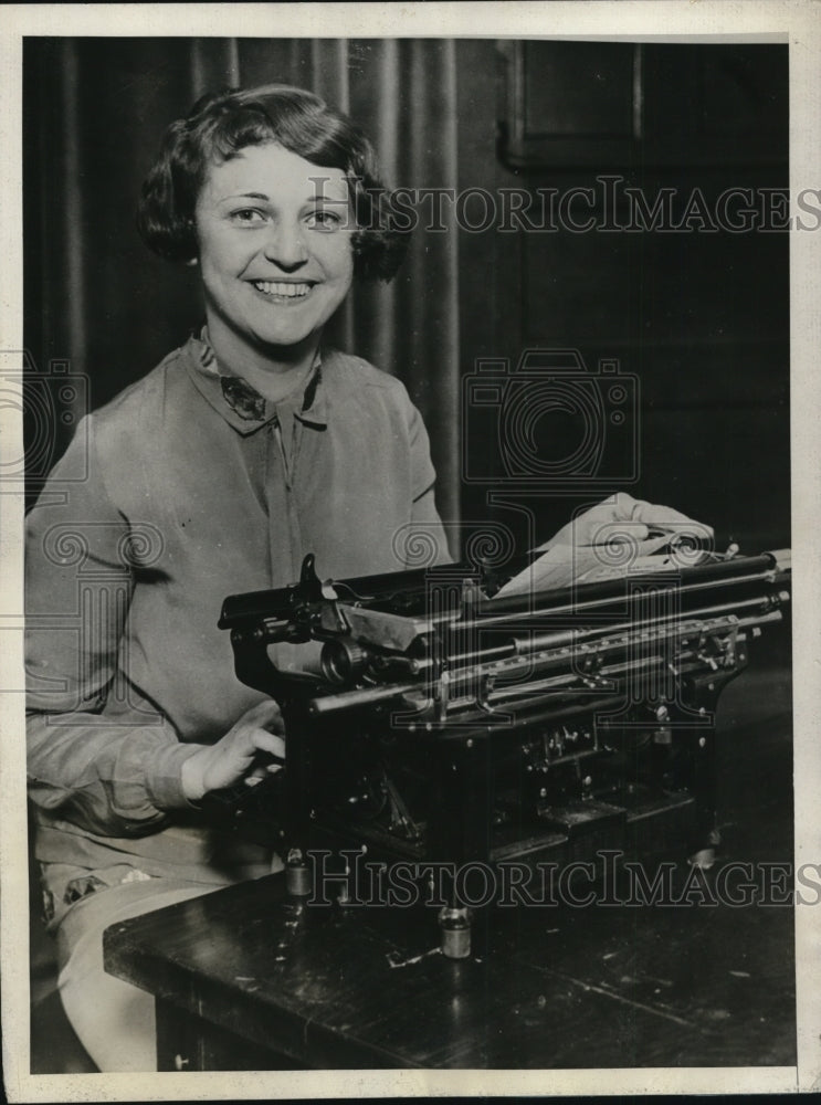 1927 Press Photo Mae Zabokrtsky with her typewriter in Western Electric Company - Historic Images