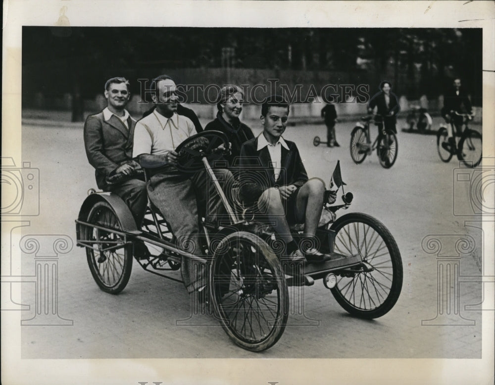 1939 Press Photo Milan mechanic takes his family out for ride in his Pedomobile - Historic Images