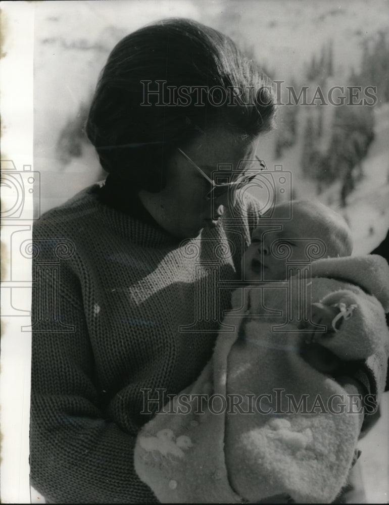 1970 Press Photo Princess Beatrix of Netherlands with her youngest child - Historic Images