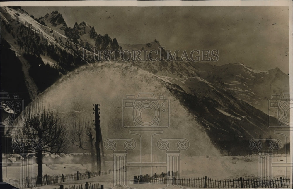 1930 Press Photo Electric snow plough on Alpine Railways spraying the snow - Historic Images