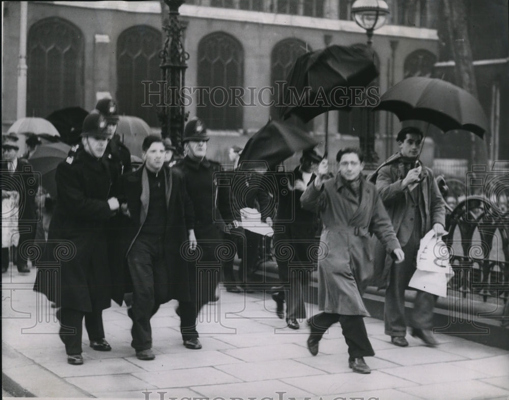 1939 Press Photo policemen arresting demonstrator outside Houses of Parliament - Historic Images