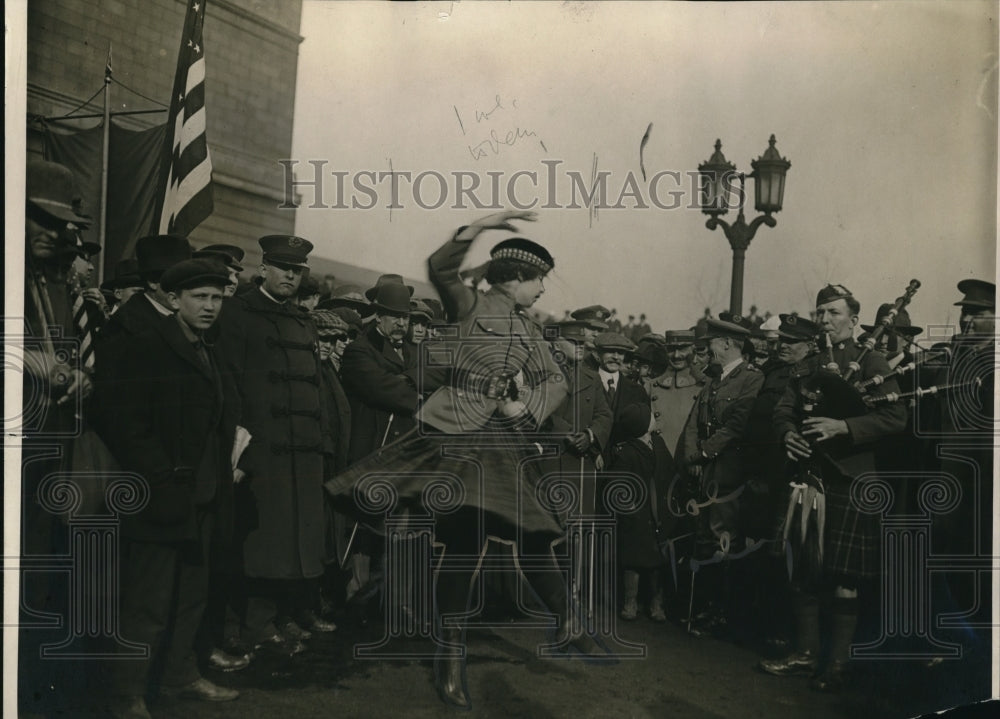 1918 Press Photo Nettie Mc Phenson, British recruiting Sergt at Chicago-Historic Images