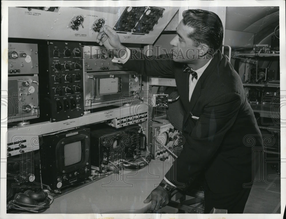 1961 Press Photo Convair  t-29 missle listener Wm Garcia &amp; test station - Historic Images