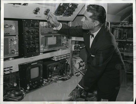 1961 Press Photo Convair  t-29 missle listener Wm Garcia & test station - Historic Images