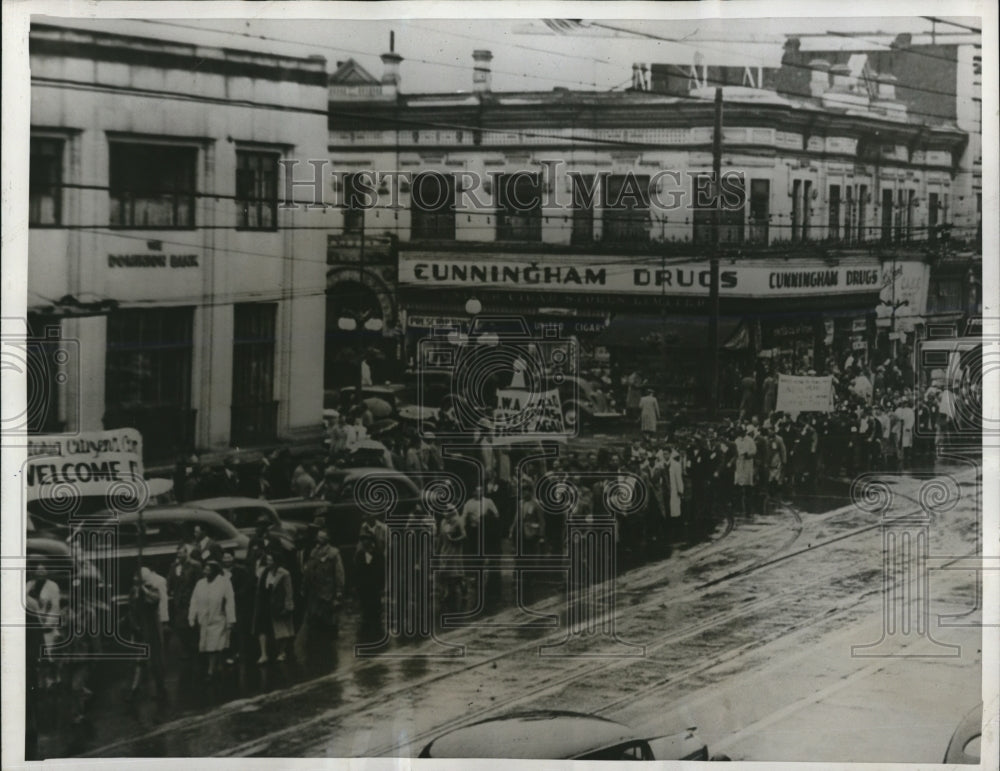 1946 Press Photo Striking Loggers March in Downpour to Reach Victoria in Canada - Historic Images