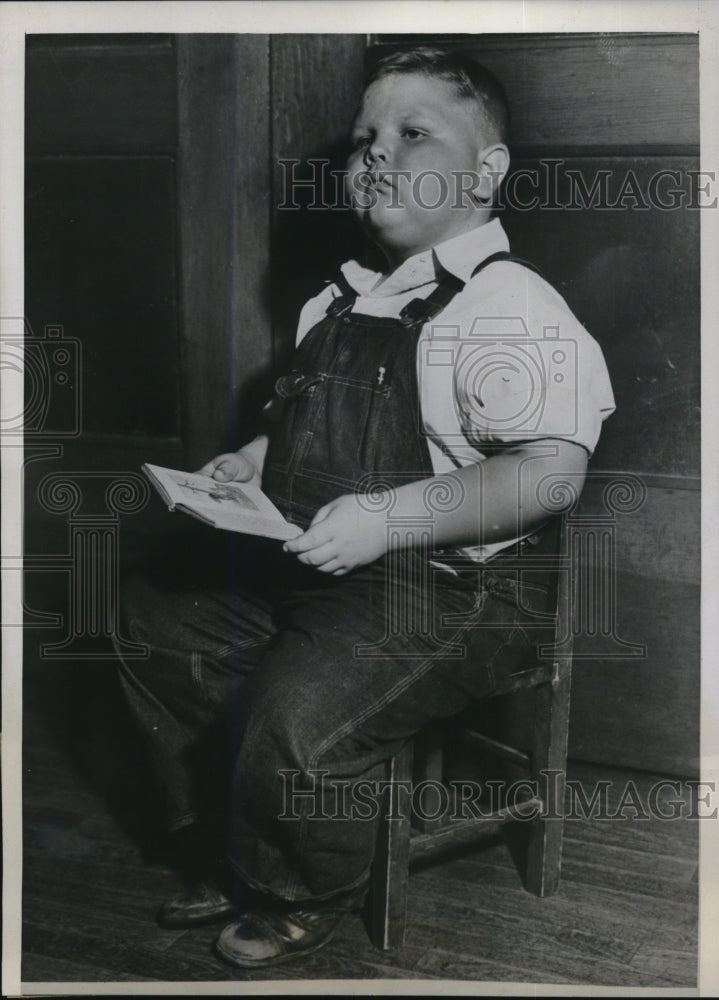 1937 Press Photo Lawrence J Rudy Jr Kansas City Mo weigh 110 lbs at age 5 - Historic Images