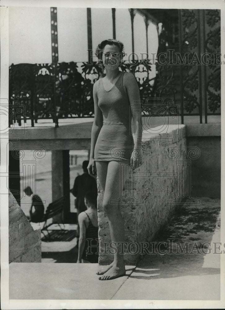 1933 Press Photo Grace Richardson at Princess Hotel pool in Bermuda - Historic Images