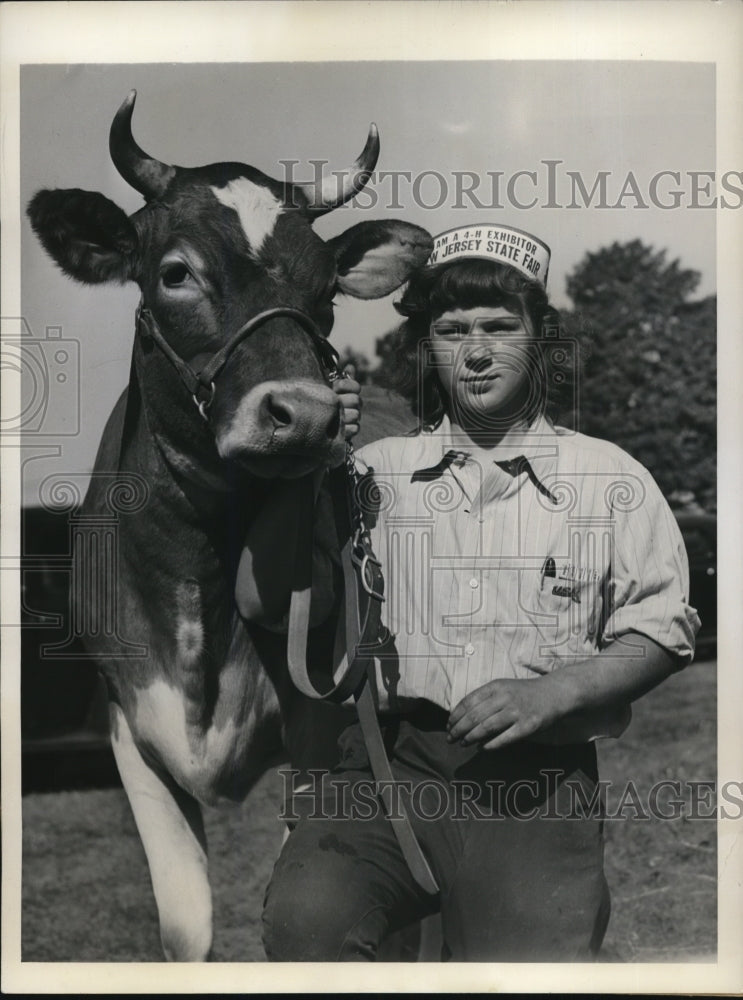 1941 Press Photo Barbara Marshall Greey of Princeton New Jersy with her Heifer - Historic Images