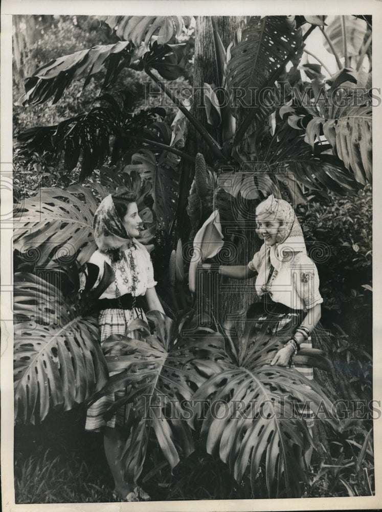 1956 Press Photo Cypress Gardens Fla Alice Bryan, Jesse Stough &amp; flora - Historic Images