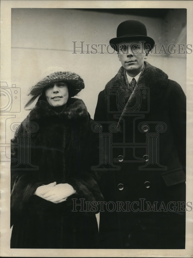 1928 Press Photo Alfred I. Barton with Mother Mrs. J. Barton Return Home - Historic Images