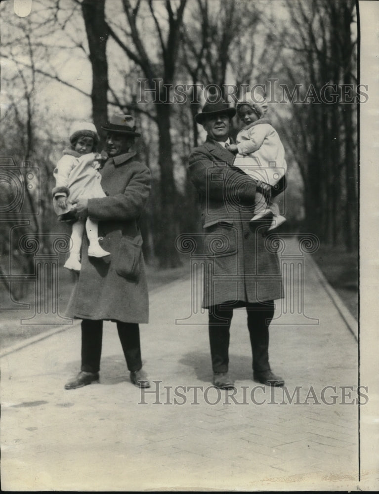 1925 Press Photo Guard Ben Schrewe holding Delphine Dodge &amp; Guard Tom Parrish - Historic Images