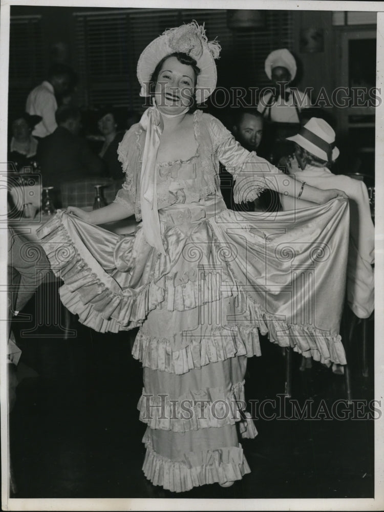 1937 Press Photo Ruth Simmons as she displayed costume worn at Villepegue - Historic Images