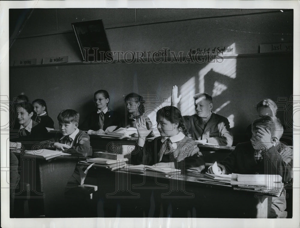 1961 Press Photo The grade III at Moscow Public School with their English class - Historic Images