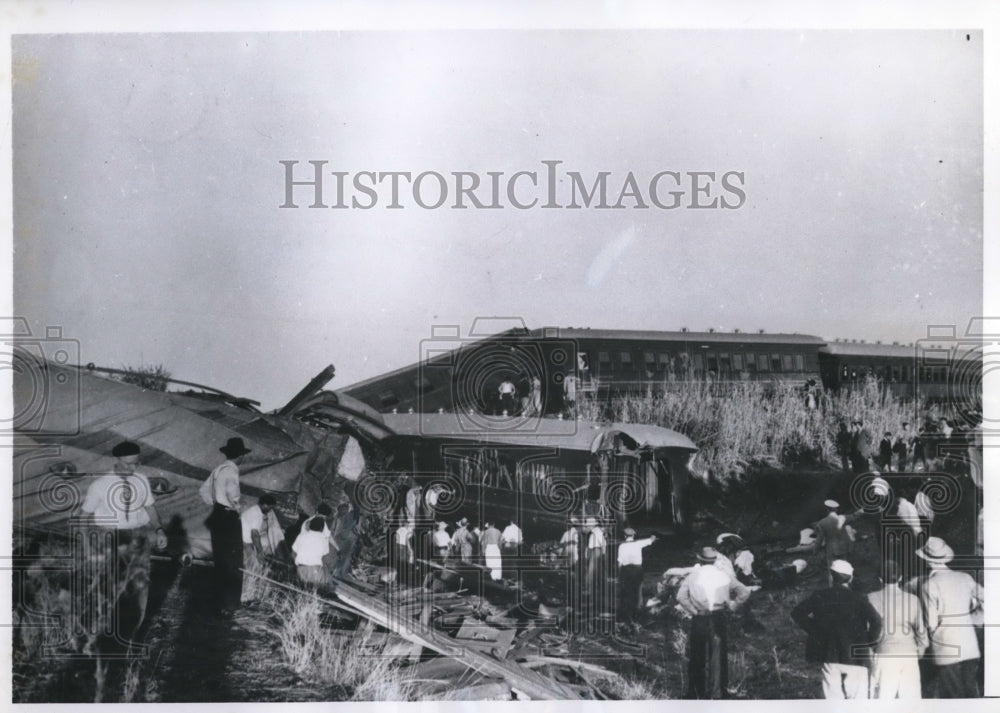 1950 Press Photo Buenos Aires Argentina rescue work at overturned train - Historic Images