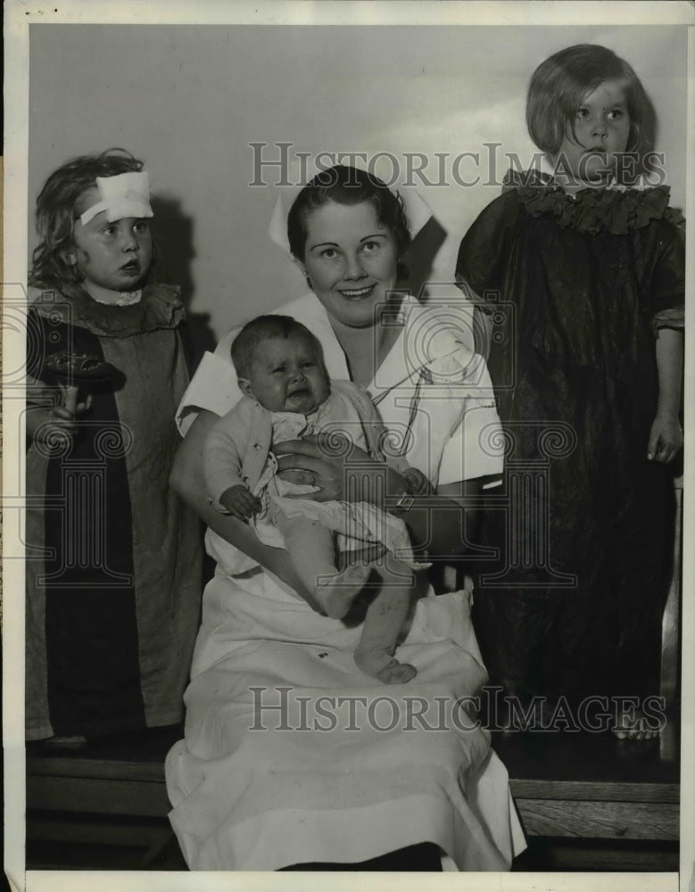Undated Press Photo Lauro Romero's three children with Nurse Olive Hunt - Historic Images