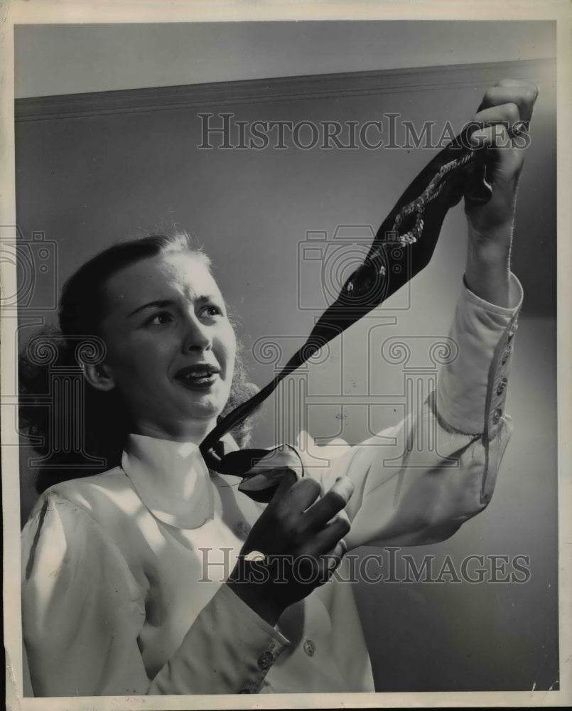 1948 Press Photo The fashion ties for girls - Historic Images