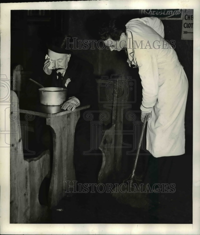 1940 Press Photo Eugene Love, Lester Allen Revere Mass  Weepers party - Historic Images