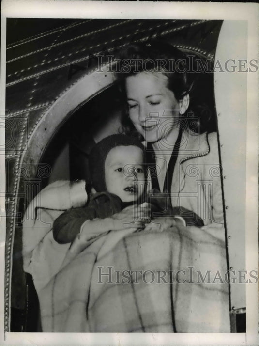 1946 Press Photo Mrs. Wayland G. Gilliam & Baby Son Gaylord to Hopkins Hospital - Historic Images
