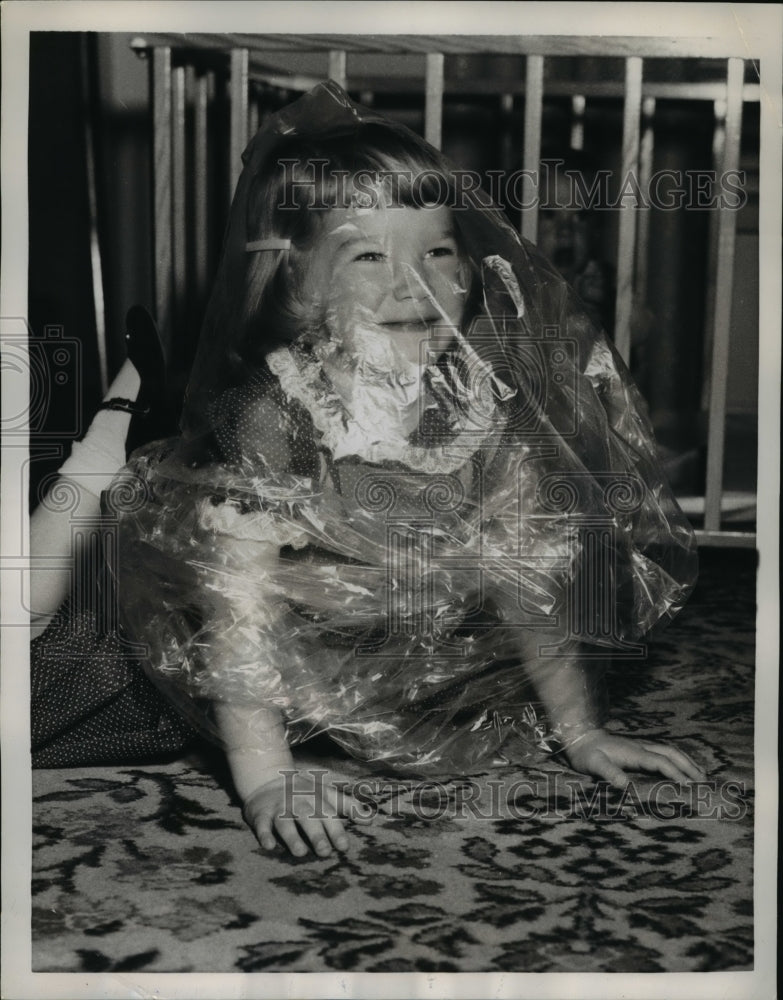 1959 Press Photo Toddler Catherine Little Demonstrates Plastic Bag Suffocation - Historic Images