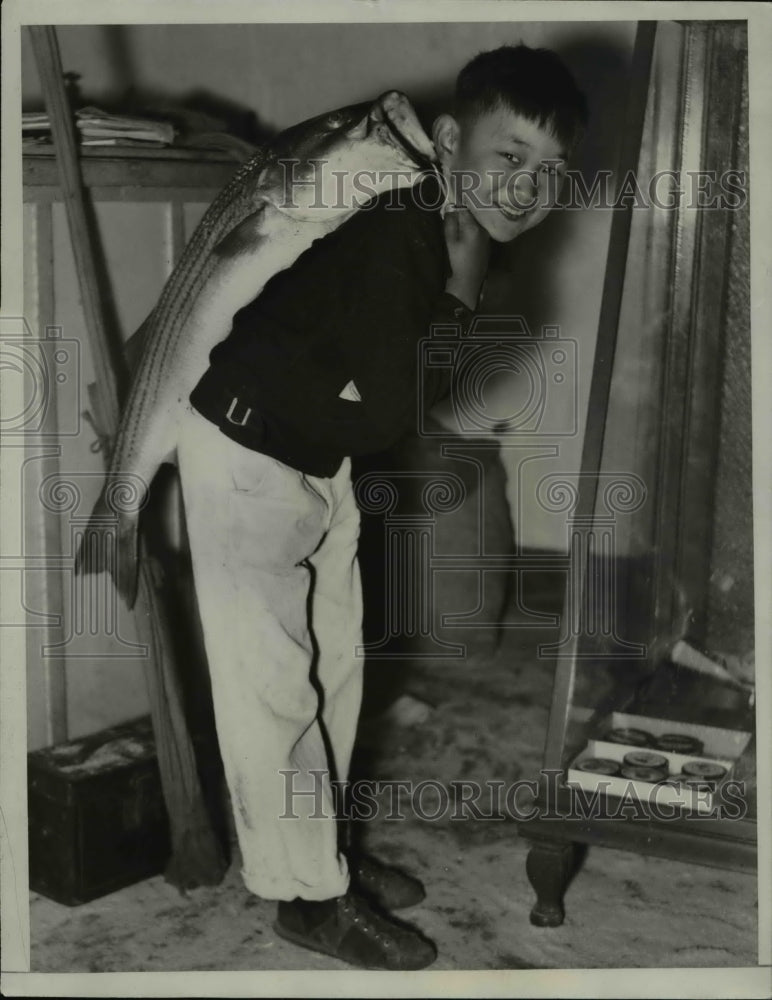 1935 Press Photo Katsumi Ozaki First Catch is a  20-pound Striped Bass - Historic Images