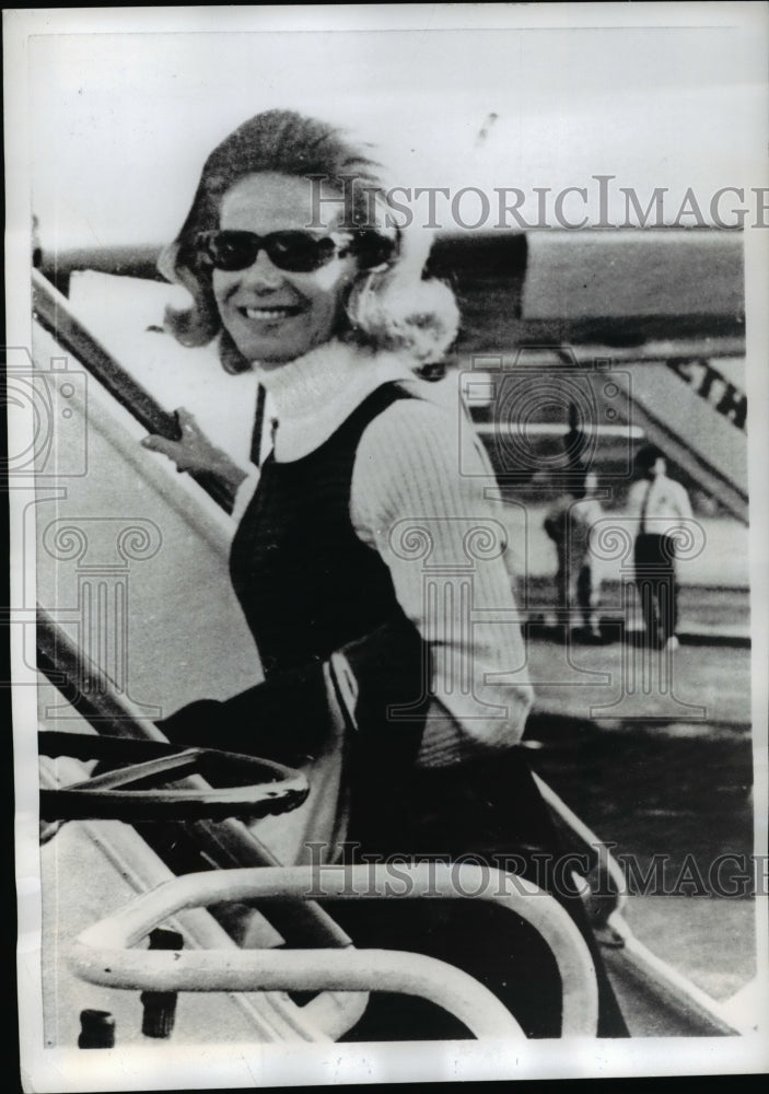 1968 Press Photo Marquess of Blandford, former Tina Onassis boards a plane - Historic Images