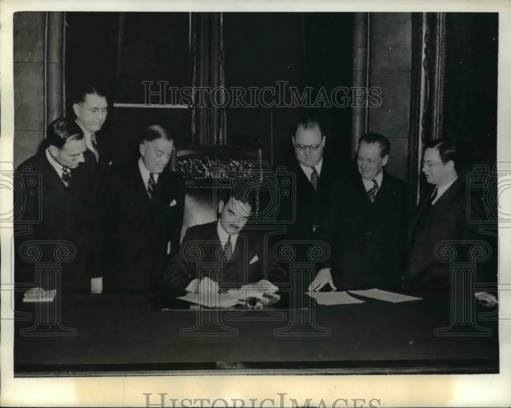 1943 Press Photo New York State&#39;s first All-Republican Law in Twenty years - Historic Images