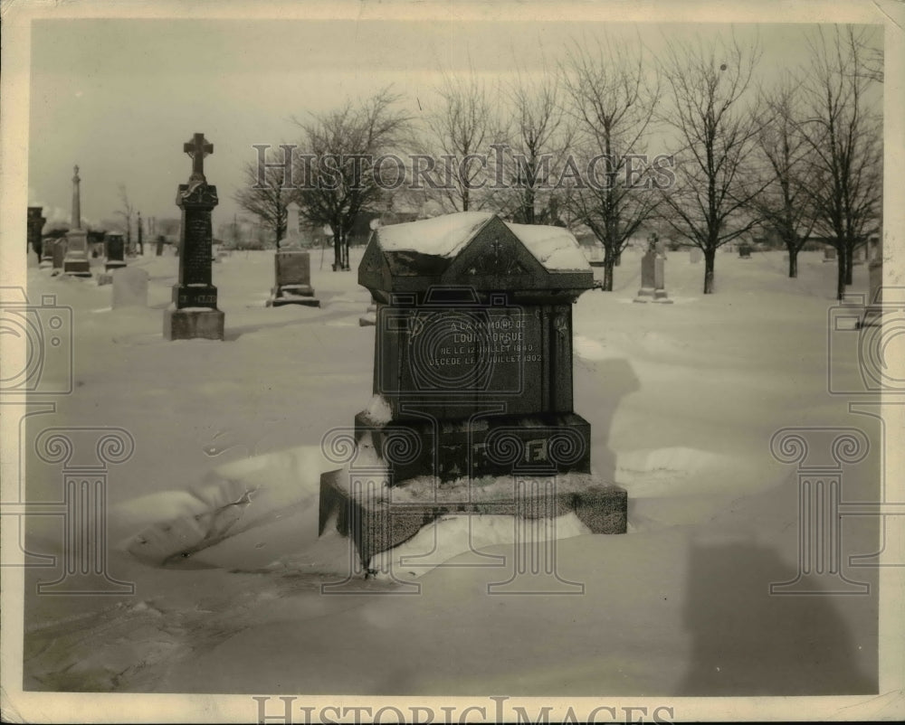 1934 Press Photo Charles Devanleay Family Grave-Monument - nex32706 - Historic Images