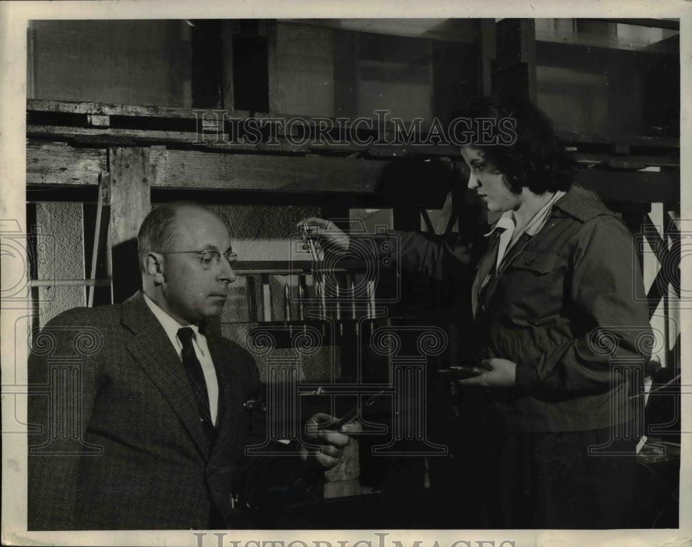 1945 Press Photo Remington Arms Co Dr VL Loosanoff &amp; Marilyn Duchene - Historic Images