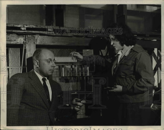 1945 Press Photo Remington Arms Co Dr VL Loosanoff & Marilyn Duchene - Historic Images