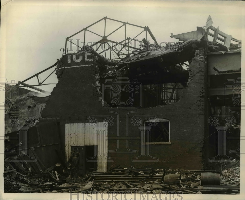 1927 Press Photo Four died in a tornado wrecked building - Historic Images