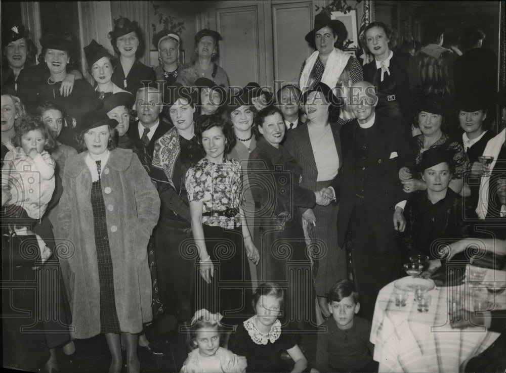 1939 Press Photo Some English girls attended the party with Prebendary Cardew - Historic Images