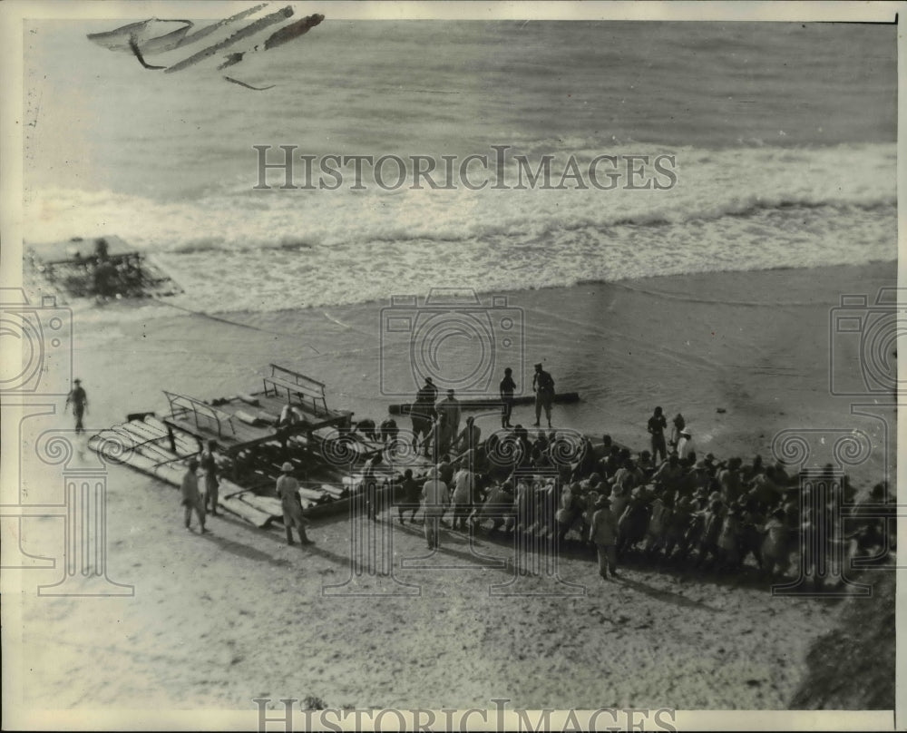 1929 Press Photo Fernando Norenha Island in South Pacific raft comes ashore - Historic Images
