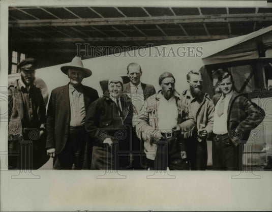 1934 Press Photo Chicago Flyers come out of wilds after crash in fall - Historic Images