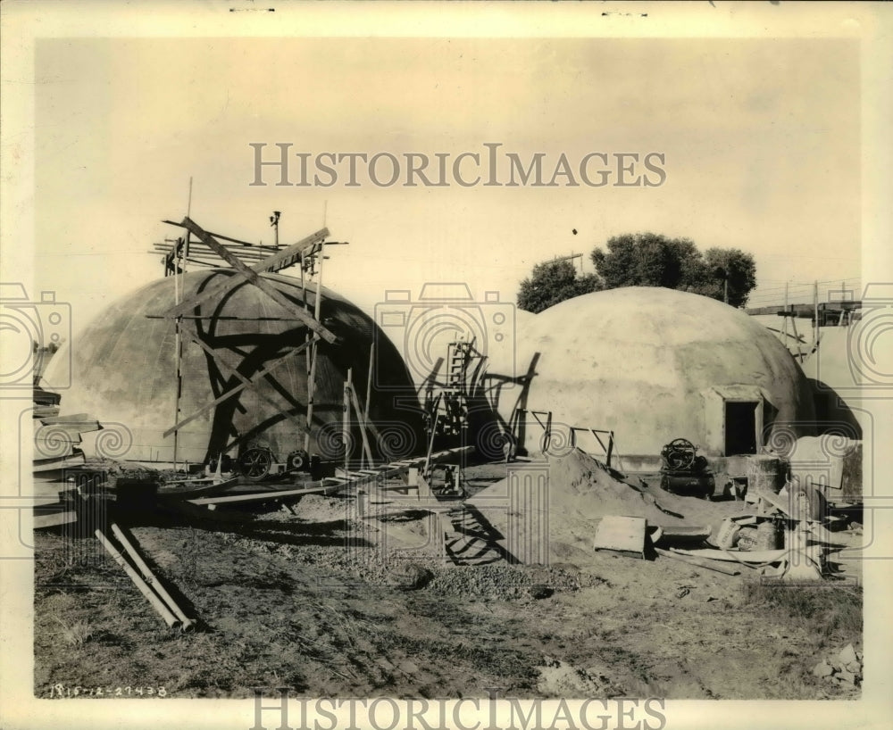 1944 Press Photo Construction of 6 Balloon Type Grain Storage Units Goodyear Far - Historic Images