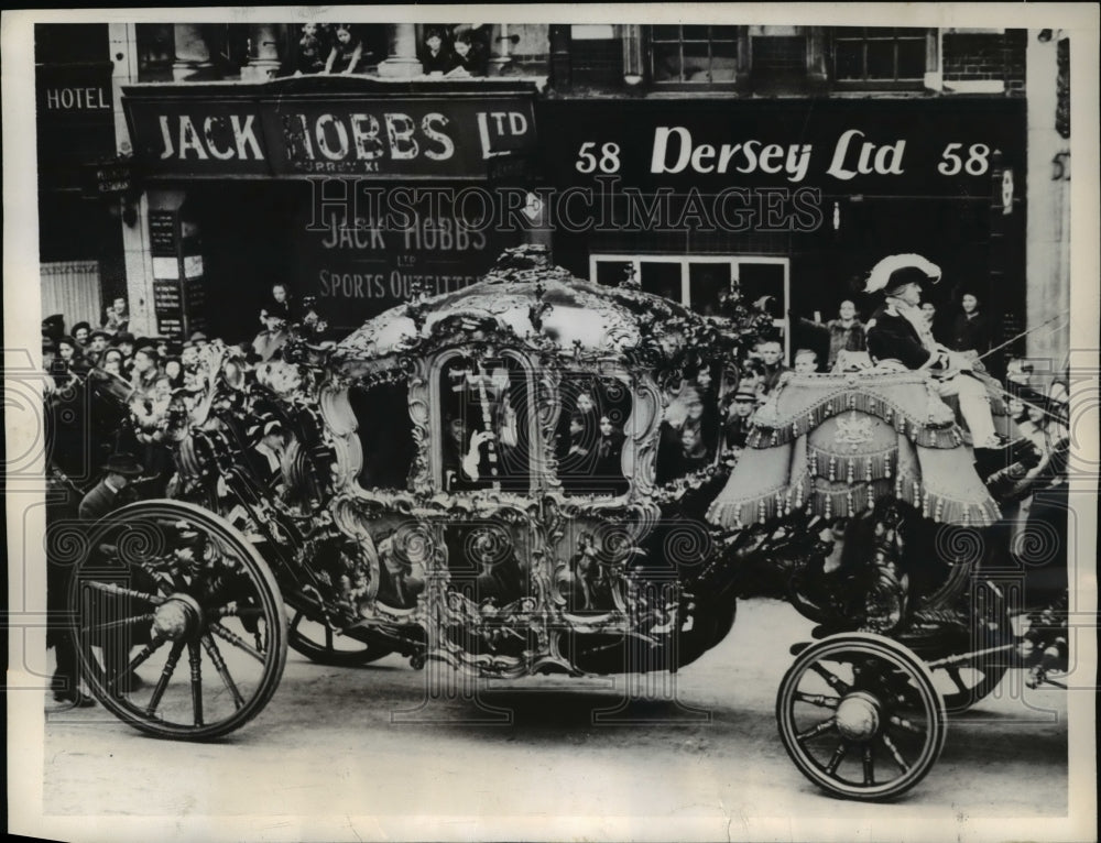 1946 Press Photo Lord Mayor Sir Bracewell Smith in State Coach for Show London-Historic Images