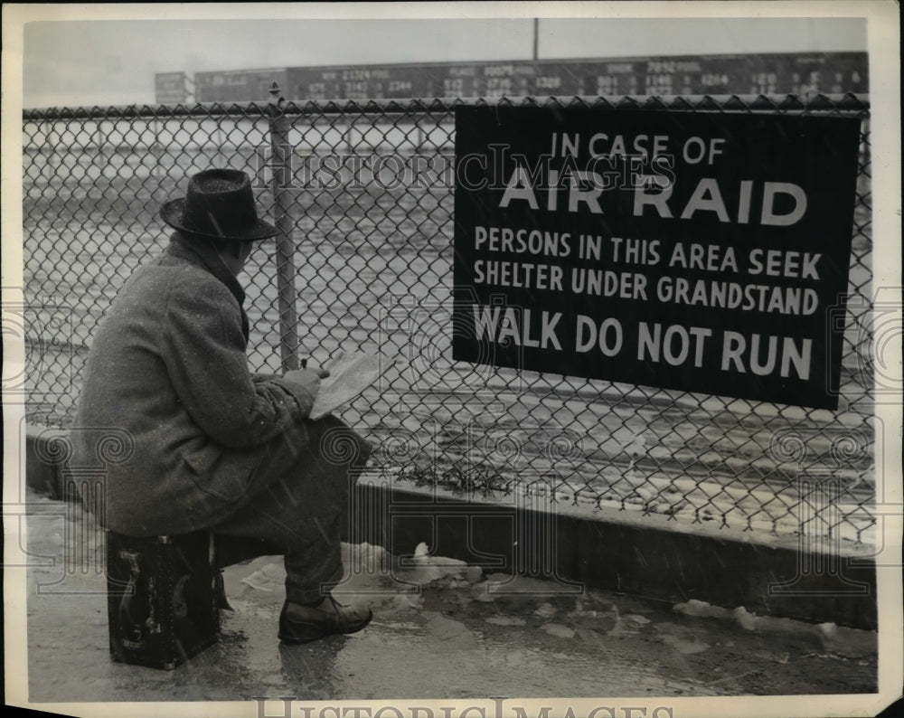 1942 Press Photo Sign of Air Raid Procedures at Jamaica Racetrack New York - Historic Images