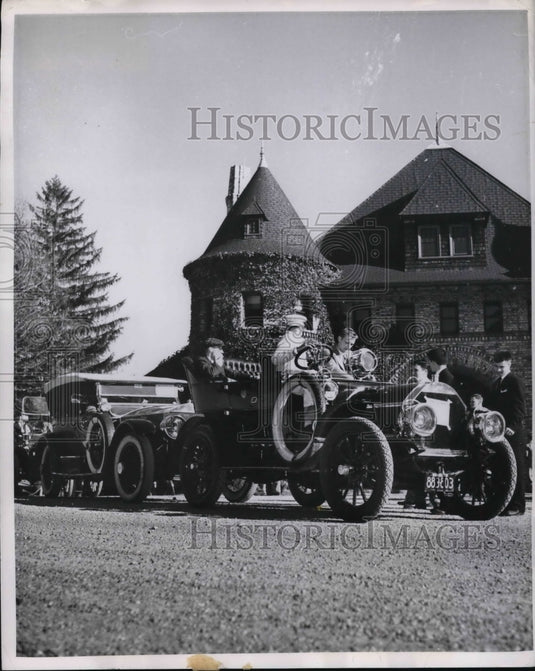 1952 Press Photo Right-Hand-Drive Pierce Great Arrow, Vintage 1906, Leads Parade - Historic Images