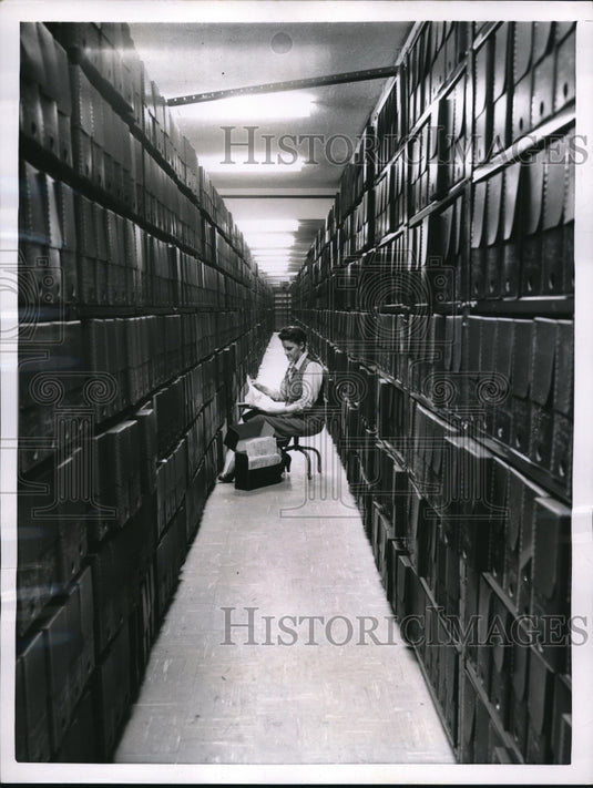 1955 Press Photo Mrs. Helen Van Pelt in New Passport Headquarter Washington D.C. - Historic Images
