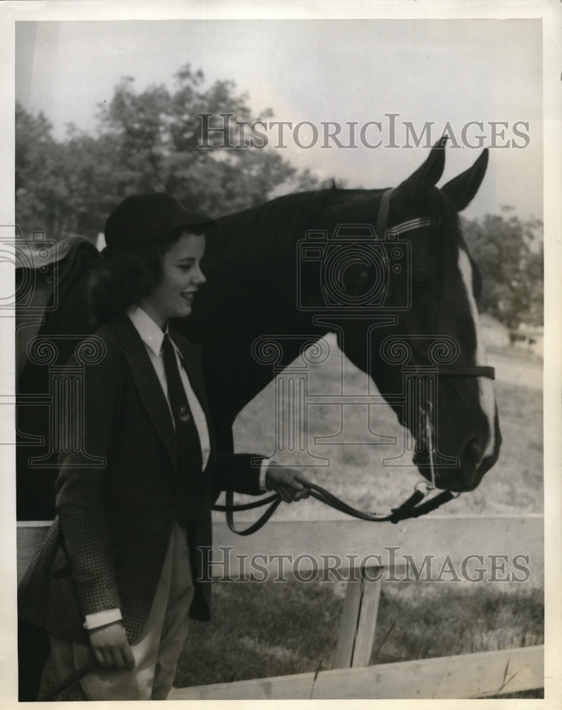 1940 Press Photo Ruth Milliken, Monticillo College Student Poses with Dude - Historic Images