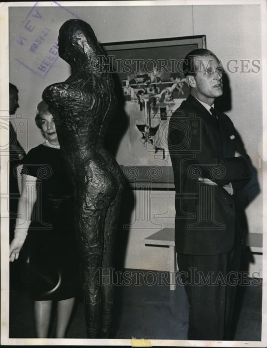 1962 Press Photo San Francisco Prince Phillip of England & a sculpture - Historic Images