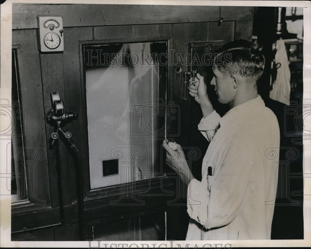 1935 Press Photo Insect tests of pesticides at American Institute of Sanitation - Historic Images