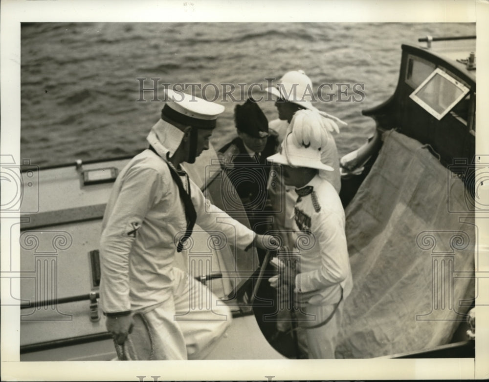 1938 Press Photo Nassau Bahamas Hon Charles CF Sundas to greet Vice Adm Meyrick - Historic Images