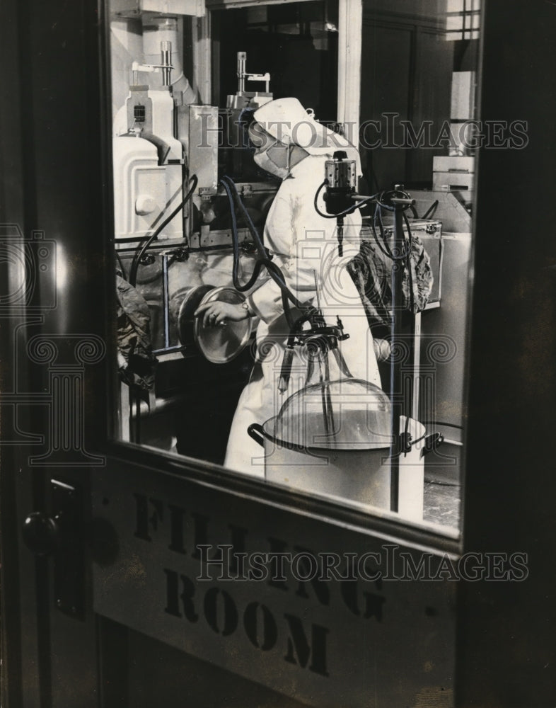 1954 Press Photo A nurse filling vials with rabies vaccine at a lab - Historic Images