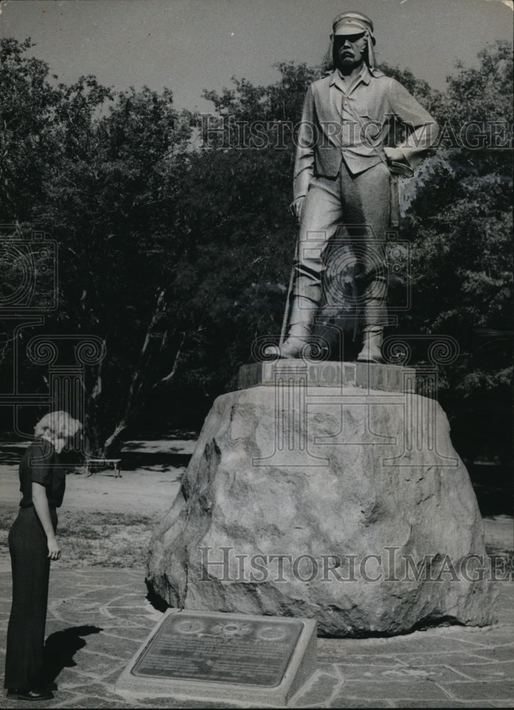 1960 Press Photo Statue of David Livingston at Victoria Falls in Rhodesia - Historic Images