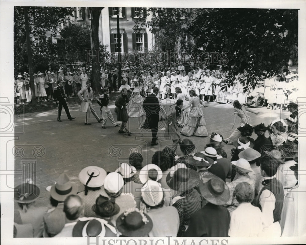 1939 Press Photo Old dances at the &quot;Chestnut Street Day&quot; observance in Salem, - Historic Images