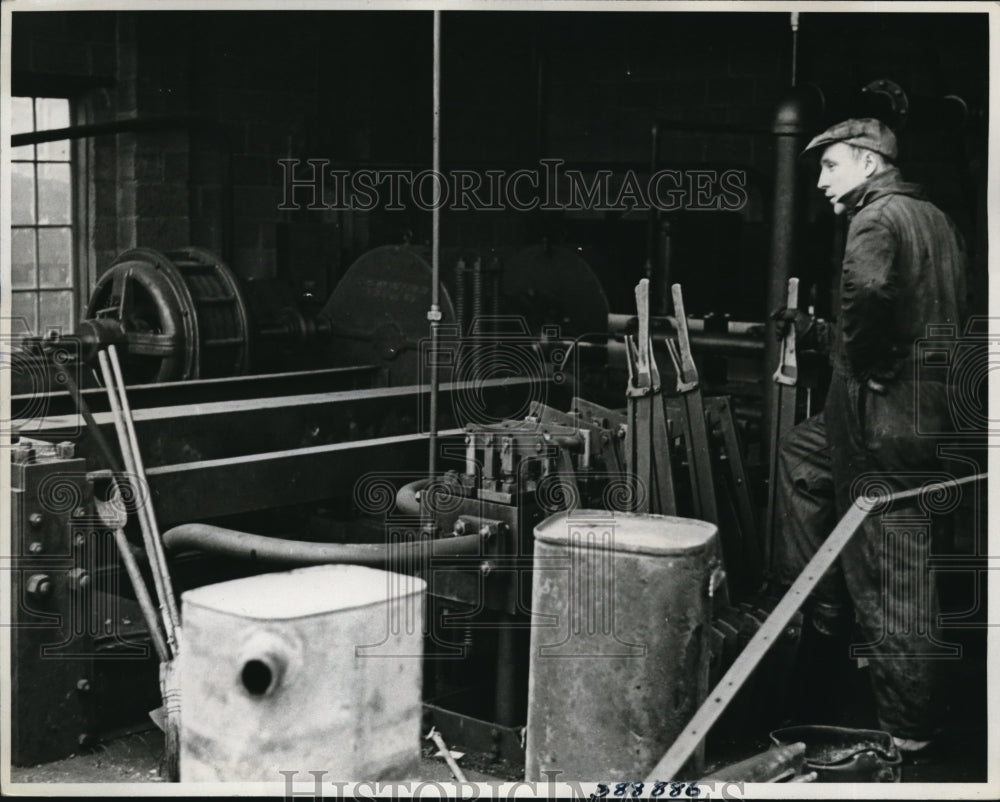 1937 Press Photo The Brain That Operates Big Benny a Hammer at Junk Yard - Historic Images