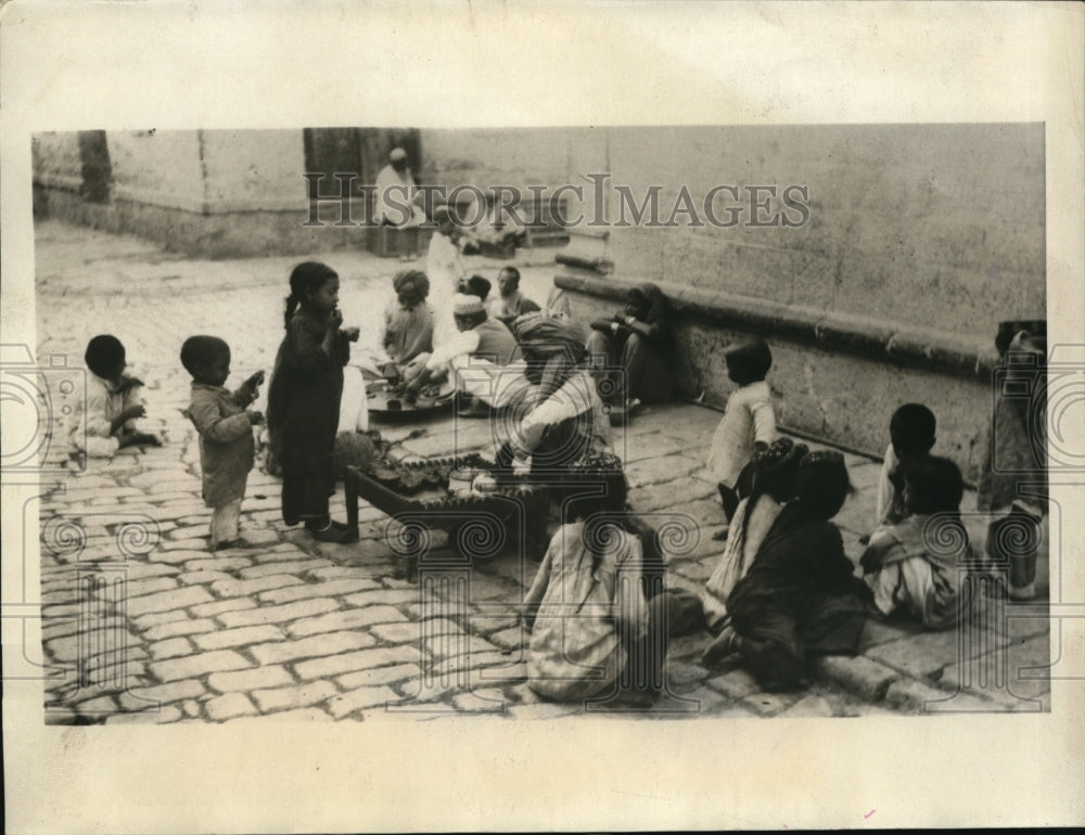 1923 Press Photo Youngsters in the public square in Karachi, India. - Historic Images