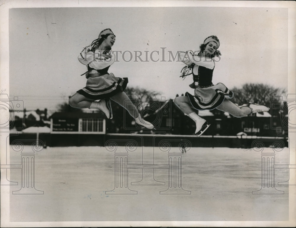 1938 Press Photo Dorothy and Hazel Oaley at Toronto Skating Club Ice Show. - Historic Images