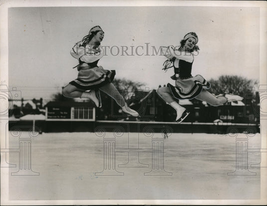 1938 Press Photo Dorothy and Hazel Oaley at Toronto Skating Club Ice Show. - Historic Images
